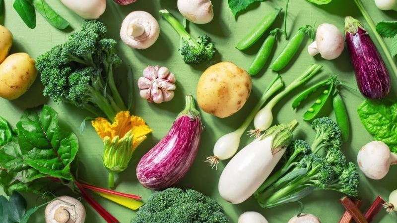 Ưu tiên gạo lứt, khoai lang, rau xanh. Những thực phẩm này giúp giải phóng năng lượng từ từ, tránh làm đường huyết tăng vọt rồi giảm sâu