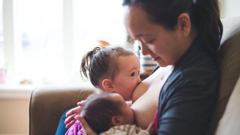 Quá trình cho con bú giúp mẹ tiêu hao năng lượng, hỗ trợ kiểm soát cân nặng sau sinh và làm giảm nguy cơ mắc ung thư vú, ung thư buồng trứng