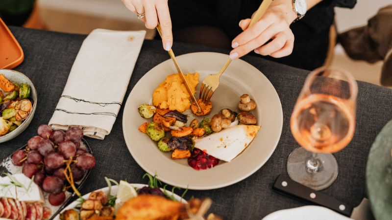 Cần cung cấp đầy đủ dưỡng chất để cơ thể duy trì hoạt động nội tiết ổn định