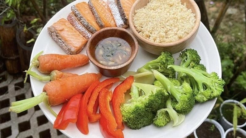 Áp dụng quy tắc "đĩa ăn thông minh" để đảm bảo cơ thể nhận đủ chất dinh dưỡng thiết yếu