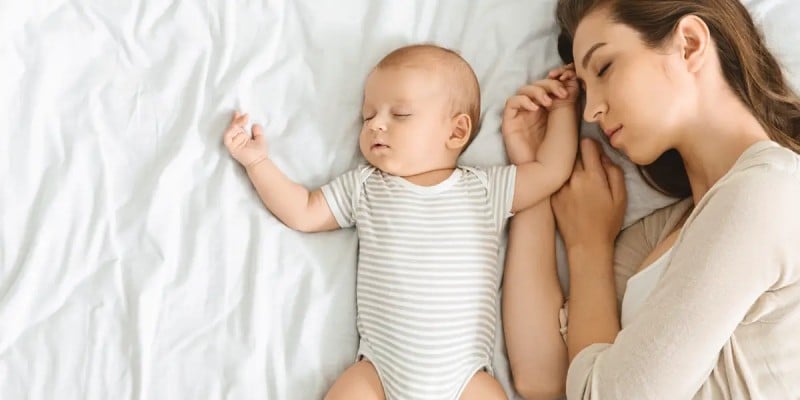 mẹ bỉm tranh thủ ngủ cùng con