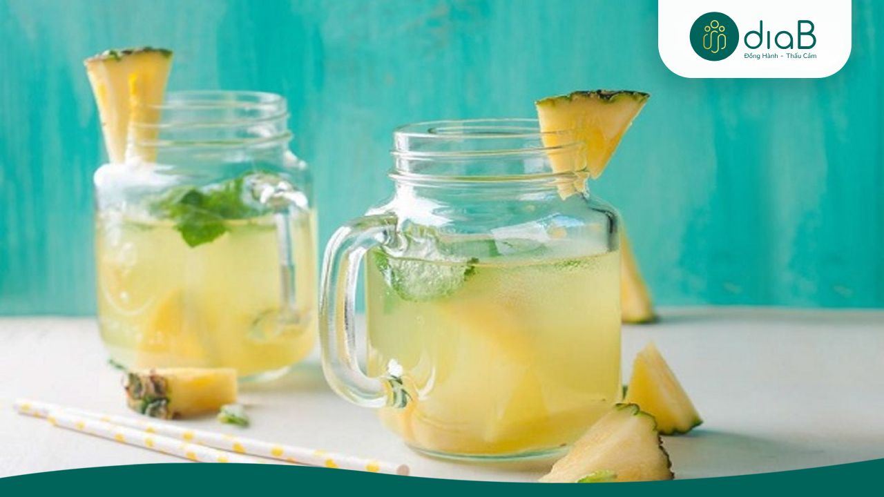 Nước detox thơm được chế biến cùng với rau củ, thảo mộc (Nguồn: Internet)
