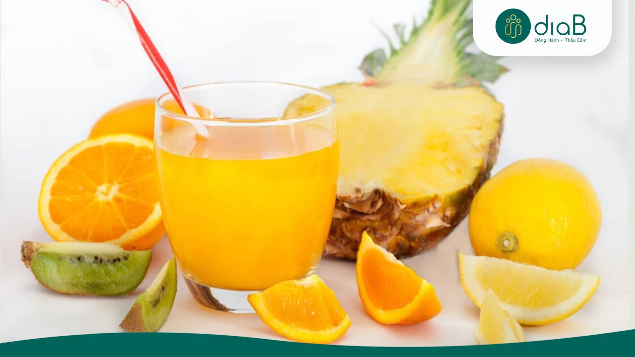 Nước ép thơm và cam giàu vitamin C (Nguồn: Internet)