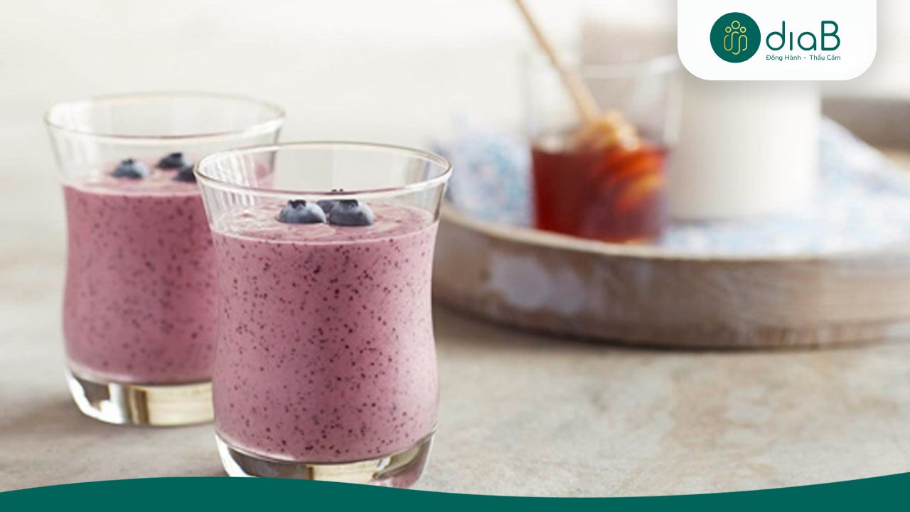 Sinh tố việt quất giàu anthocyanin giúp bảo vệ tế bào da (Nguồn: Internet)