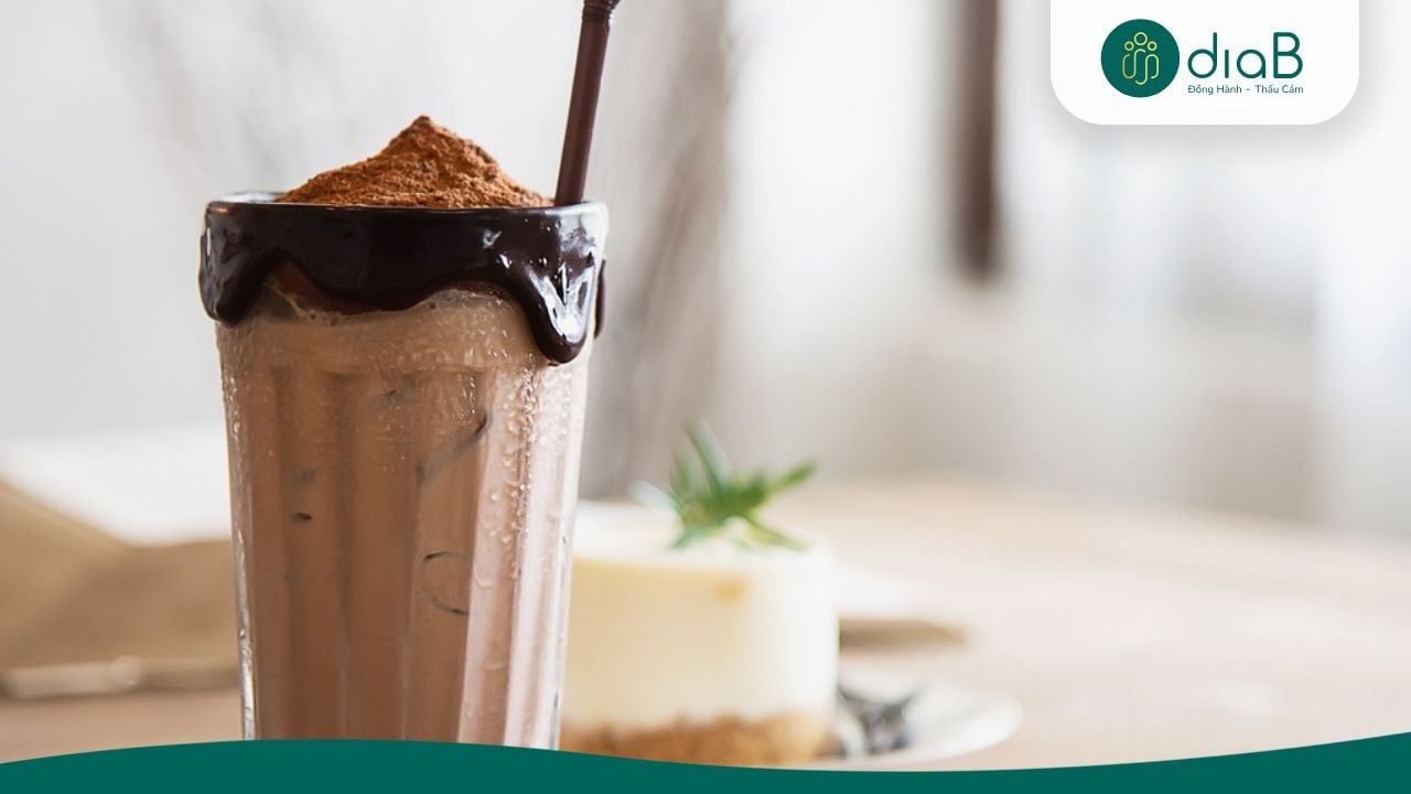Dùng chung cacao với sữa đặc hoặc kem béo làm tăng calo đáng kể (Nguồn: Internet)