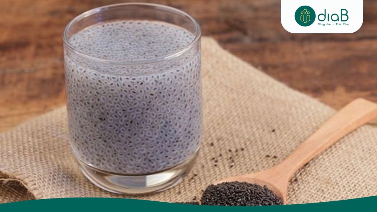 Tuy nhiên, cần hiểu đúng rằng hạt chia không phải "thần dược" có thể đánh tan mỡ bụng chỉ sau vài ngày sử dụng. Đây là thực phẩm hỗ trợ, phát huy hiệu quả tốt nhất khi được kết hợp cùng chế độ ăn uống cân bằng và vận động hợp lý. Vì vậy, việc nắm rõ cách uống hạt chia giảm mỡ bụng đúng cách sẽ giúp bạn tận dụng tối đa lợi ích mà loại hạt này mang lại.H2: Top 5 cách uống hạt chia giảm mỡ bụng hiệu quả
Dưới đây là 5 cách uống hạt chia giảm mỡ bụng quen thuộc, nguyên liệu dễ tìm, phù hợp cho cả những người mới bắt đầu làm quen với loại hạt này.
H3: Hạt chia ngâm nước lọc
Đây là cách làm cơ bản và tiết kiệm thời gian nhất. Bạn chỉ cần cho khoảng 1 thìa cà phê hạt chia vào một ly nước lọc, khuấy đều rồi để yên khoảng 15-30 phút cho hạt nở hoàn toàn trước khi uống. Nên ưu tiên ngâm hạt chia với nước lạnh hoặc nước ở nhiệt độ phòng, tránh dùng nước quá nóng vì có thể làm ảnh hưởng đến omega-3 trong hạt.
Để tiết kiệm thời gian mỗi ngày, bạn có thể ngâm sẵn một lượng hạt chia đủ dùng cho vài ngày và bảo quản trong ngăn mát tủ lạnh. Uống một ly nước hạt chia trước bữa ăn chính là thói quen đơn giản giúp giảm cảm giác đói hiệu quả.
Ngâm hạt chia với nước lọc là cách uống tiết kiệm thời gian nhất
H3: Hạt chia với sữa chua không đường
Nếu muốn đổi vị, bạn có thể thử cách pha hạt chia uống giảm mỡ bụng cùng sữa chua không đường. Cho khoảng 1 muỗng canh hạt chia đã ngâm nở vào một hũ sữa chua không đường, trộn đều và thưởng thức như một bữa phụ.
Sữa chua bổ sung lợi khuẩn tốt cho đường ruột, kết hợp cùng chất xơ từ hạt chia sẽ giúp hệ tiêu hóa hoạt động trơn tru hơn, đồng thời tạo cảm giác no lâu mà không cần nạp thêm nhiều thực phẩm khác. Đây cũng là món ăn nhẹ lý tưởng cho bữa sáng hoặc bữa xế chiều.
H3: Hạt chia với yến mạch qua đêm
Overnight oats hạt chia là lựa chọn phù hợp cho những ai bận rộn, muốn chuẩn bị sẵn bữa sáng từ tối hôm trước. Bạn trộn yến mạch cán dẹt, hạt chia và sữa hoặc sữa chua không đường theo tỷ lệ vừa phải, đậy kín và để trong ngăn mát tủ lạnh qua đêm.
Overnight oats hạt chia là sự kết hợp giữa chất xơ hòa tan và lớp gel của hạt chia mang lại cảm giác no lâu
Sáng hôm sau, hỗn hợp sẽ sánh mịn, có thể ăn kèm trái cây tươi để tăng hương vị. Sự kết hợp giữa chất xơ hòa tan trong yến mạch và lớp gel của hạt chia mang lại cảm giác no lâu, hạn chế cảm giác thèm ăn vặt giữa buổi.
H3: Hạt chia với sữa hạt không đường
Với những người không dùng được sữa động vật hoặc đang theo chế độ ăn thuần thực vật, sữa hạt không đường (sữa hạnh nhân, sữa đậu nành, sữa yến mạch...) là lựa chọn thay thế phù hợp trong cách pha hạt chia uống giảm mỡ bụng.
Cho khoảng 1-2 thìa cà phê hạt chia vào một ly sữa hạt không đường, khuấy đều và để khoảng 15-20 phút cho hạt nở trước khi dùng. Thức uống này vừa cung cấp năng lượng, vừa bổ sung protein thực vật, phù hợp để uống vào buổi sáng thay cho bữa ăn nhẹ nhiều calo.
H3: Hạt chia với nước chanh
Hạt chia kết hợp nước chanh là công thức được nhiều người áp dụng nhờ vị chua thanh dễ uống. Sau khi ngâm hạt chia cho nở hoàn toàn, bạn cho vào ly nước ấm, vắt thêm nửa quả chanh tươi, khuấy đều rồi thưởng thức.
Nên uống vào buổi sáng, trước bữa ăn để tăng hiệu quả hỗ trợ giảm mỡ bụng. Vitamin C từ chanh cùng chất xơ, omega-3 từ hạt chia tạo nên thức uống thơm mát, ít calo, rất thích hợp để khởi động một ngày mới.
Hạt chia kết hợp nước chanh nên uống trước bữa ăn để tăng hiệu quả hỗ trợ giảm mỡ bụng
H2: Câu hỏi thường gặp
H3: Nên uống hạt chia vào thời điểm nào để hỗ trợ giảm cân?
Thời điểm được khuyến khích nhất là vào buổi sáng, trước bữa ăn chính, giúp giảm cảm giác đói và hạn chế ăn quá nhiều trong bữa sau đó. Ngoài ra, bạn cũng có thể uống nước hạt chia trước bữa trưa hoặc bữa tối để kiểm soát khẩu phần ăn. Nếu kết hợp hạt chia với các nguyên liệu như chanh hay trái cây, nên dùng sau bữa ăn để tránh gây khó chịu cho dạ dày.
H3: Mỗi ngày nên uống bao nhiêu hạt chia?
Lượng hạt chia khuyến nghị cho mỗi người thường không vượt quá 20g mỗi ngày, có thể chia thành 2 lần uống. Việc dùng quá nhiều hạt chia trong thời gian ngắn có thể gây đầy bụng, khó tiêu do lượng chất xơ nạp vào quá lớn so với khả năng hấp thu của cơ thể.
H3: Có nên uống hạt chia mỗi ngày không?
Bạn hoàn toàn có thể uống hạt chia đều đặn mỗi ngày với liều lượng phù hợp, miễn là uống đủ nước để chất xơ được hấp thu tối ưu. Tuy nhiên, không nên xem hạt chia là bữa ăn thay thế hoàn toàn, và những người có vấn đề tiêu hóa, huyết áp thấp hoặc dị ứng với hạt chia nên tham khảo ý kiến bác sĩ trước khi sử dụng lâu dài.
Nhìn chung, có rất nhiều cách uống hạt chia giảm mỡ bụng đơn giản mà bạn có thể áp dụng ngay tại nhà, Mỗi công thức đều dễ thực hiện, nguyên liệu quen thuộc và phù hợp để duy trì thành thói quen lâu dài. Nếu bạn đang tìm kiếm thêm những giải pháp dinh dưỡng khoa học, an toàn để chăm sóc vóc dáng và sức khỏe mỗi ngày, hãy tiếp tục theo dõi các bài viết từ Diab để cập nhật thêm nhiều kiến thức hữu ích nhé!