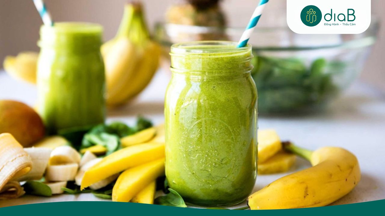 Bổ sung chất xơ và kali bằng smoothie rau bina, xoài, dứa và chuối (Nguồn: Internet)