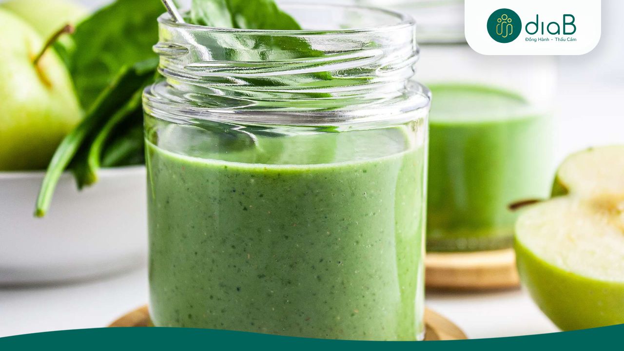 Bổ sung chất xơ bằng smoothie bơ và rau bina (Nguồn: Internet)