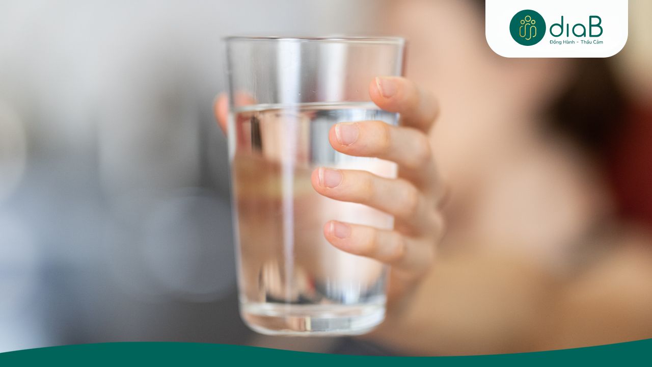 Nước hỗ trợ tiêu hóa tốt, giảm thèm ăn và giữ da luôn sáng mịn