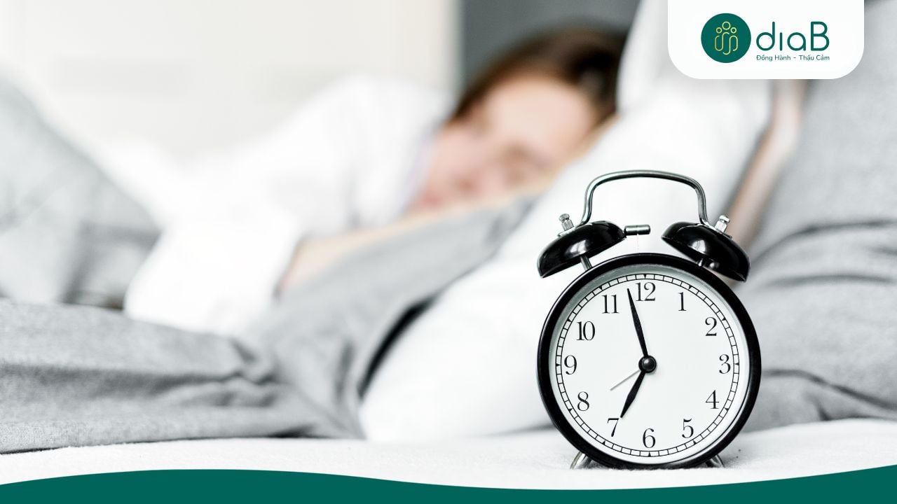 Ngủ đủ giấc và bổ sung đủ nước là 2 trong các lưu ý quan trọng trong quá trình giảm cân