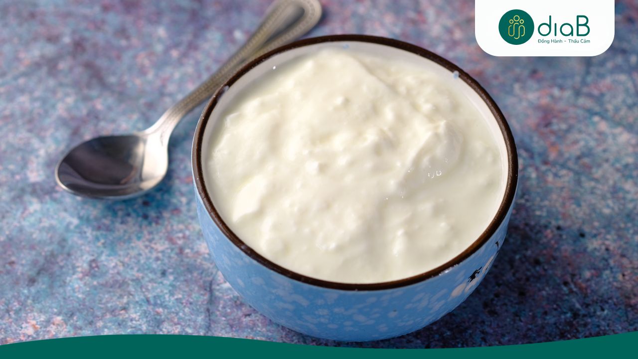 Sữa chua chứa hàm lượng protein, canxi, lợi khuẩn dồi dào giúp kiểm soát cảm giác thèm ăn