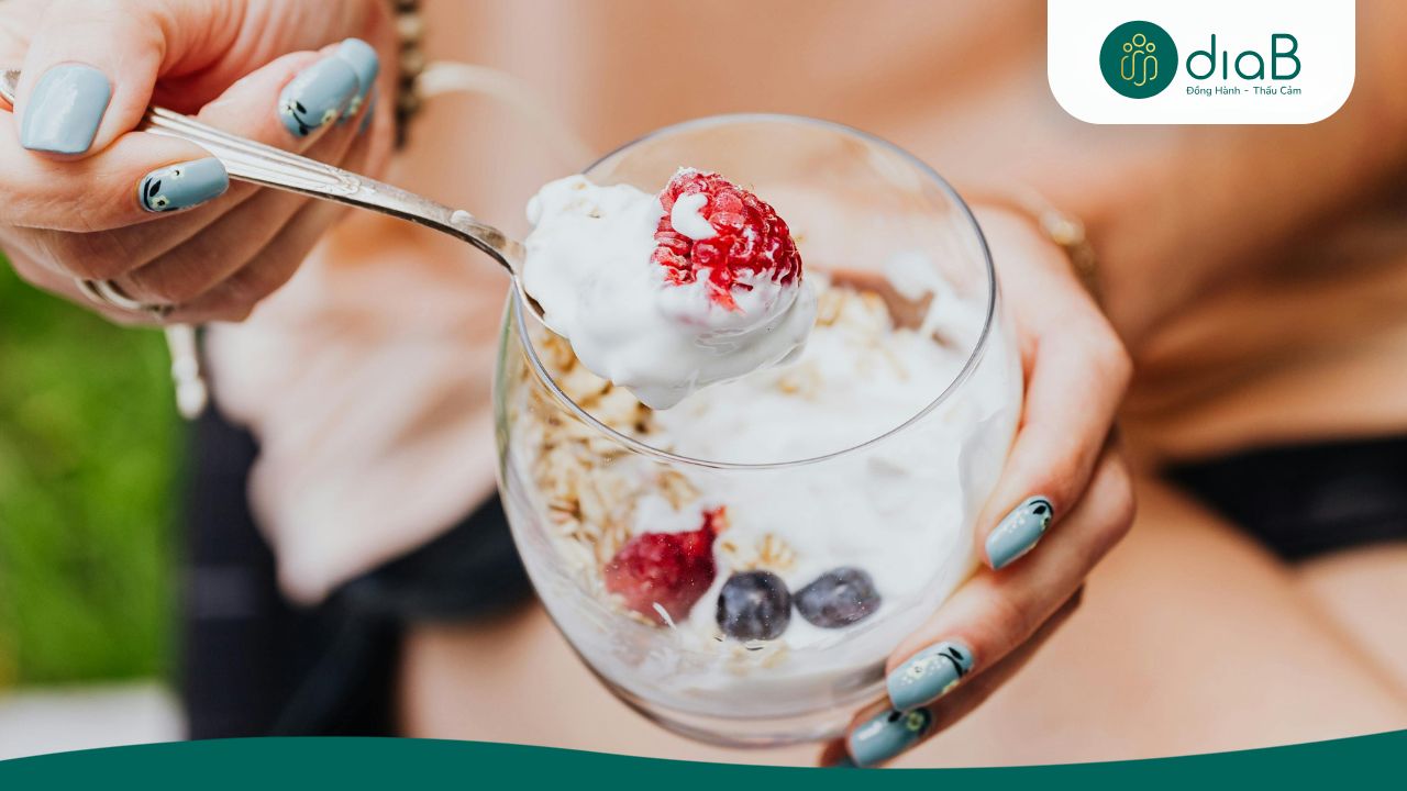 Protein trong sữa chua tiêu hóa chậm hơn so với tinh bột hay đường nên tạo cảm giác no lâu