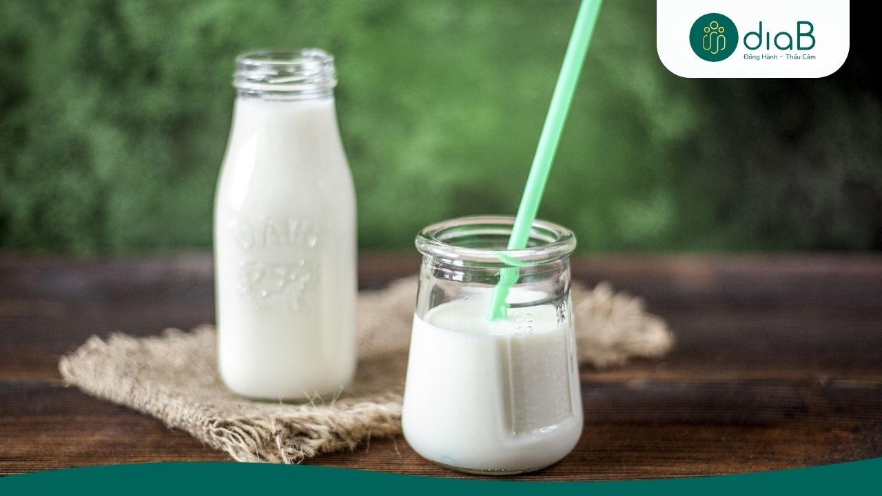 Sữa chua không đường có lượng calo rất thấp giúp bạn kiểm soát calo mỗi bữa ăn tốt hơn