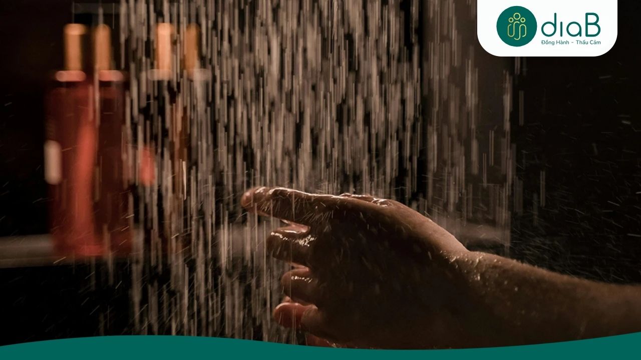 Tắm rửa sạch sẽ bằng nước ấm và thay quần áo khô ráo sau khi đổ mồ hôi 