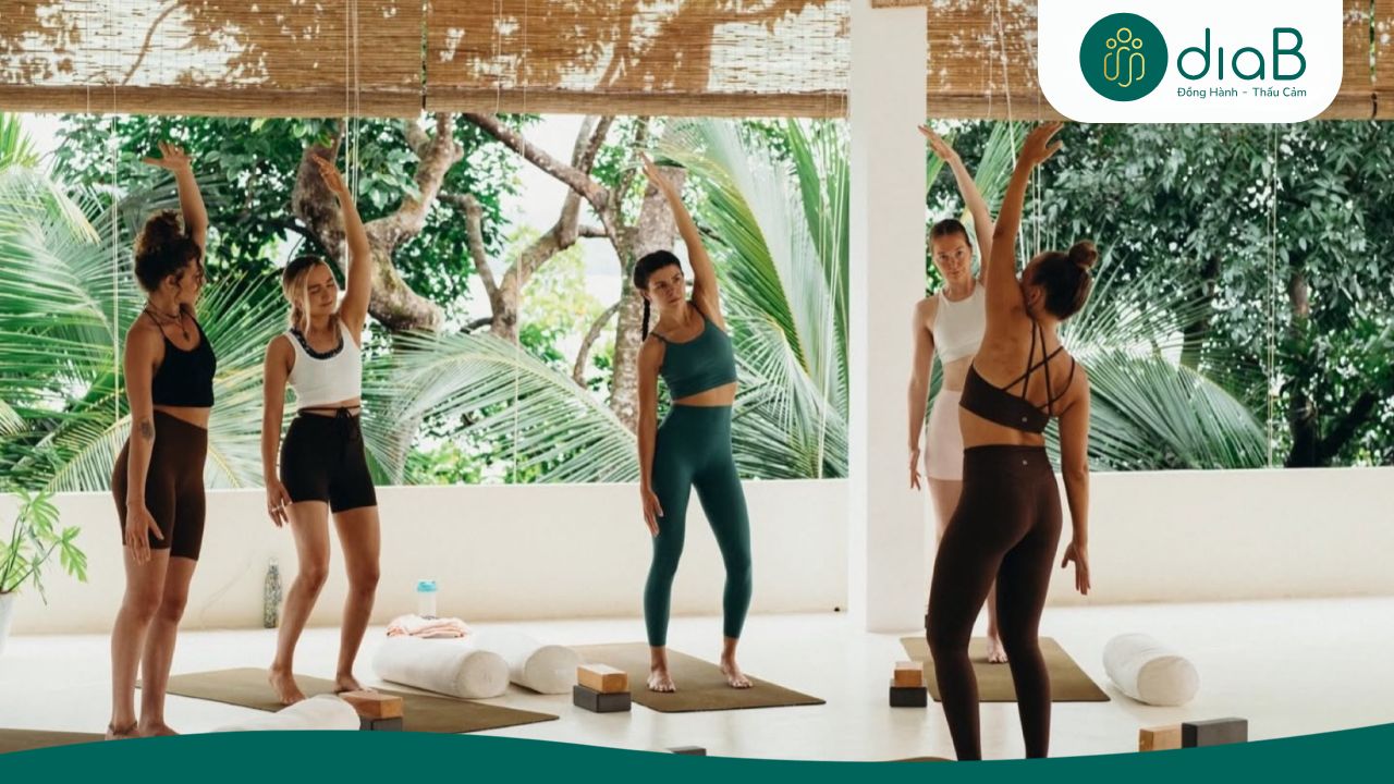 Chuỗi bài tập Vinyasa tác động đồng đều lên vùng cơ bụng, đùi và vai