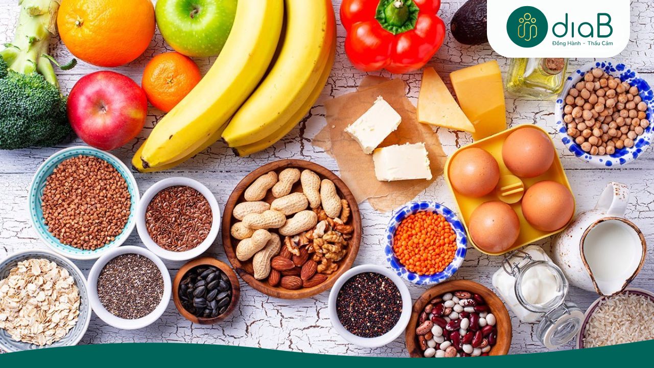 Ưu tiên tiêu thụ nhóm thực phẩm giàu chất xơ như rau xanh, trái cây tươi