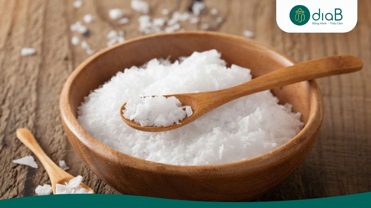 Người trưởng thành nên tiêu thụ dưới 2.000 mg muối/ngày (Nguồn: Internet)