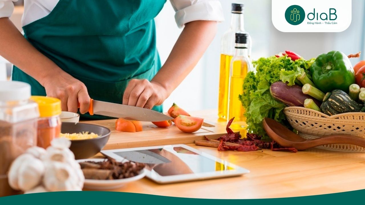 Tự nấu ăn tại nhà sẽ giúp bạn chủ động quản lý khẩu phần ăn của mình (Nguồn: Internet)