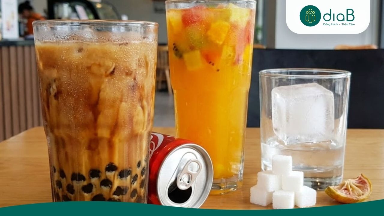Nên thay thế đồ uống giàu calo bằng nước lọc (Nguồn: Internet)
