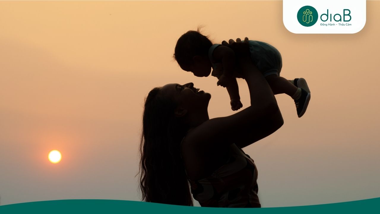 Không nên ăn kiêng quá khắt khe nhằm đảm bảo sức khỏe của cả mẹ và bé