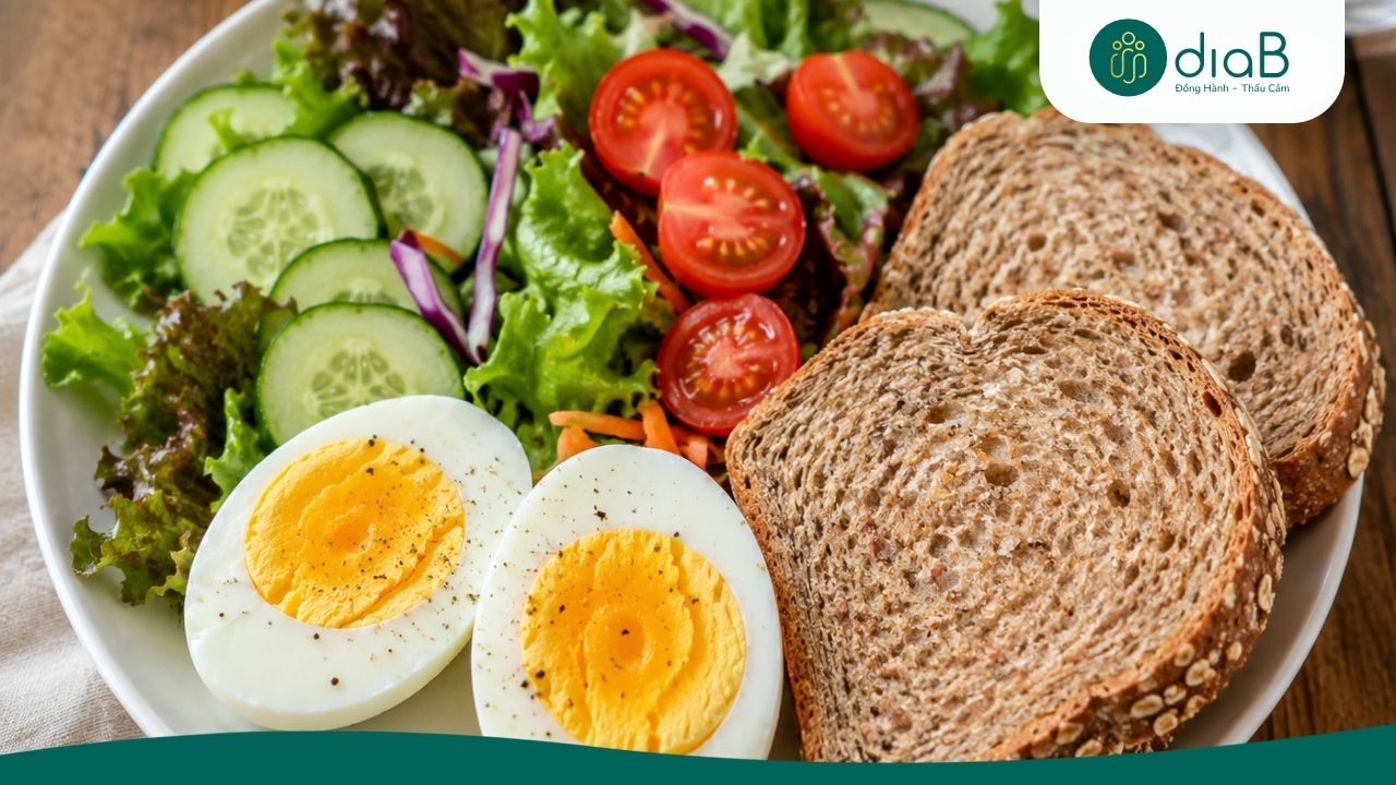 Bắt đầu bữa sáng năng lượng bằng salad trứng gà và bánh mì nguyên cám (Nguồn: Internet)