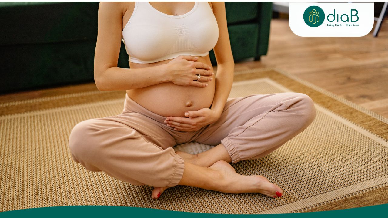 Mẹ bầu cần tập luyện nhẹ nhàng 30 phút mỗi ngày như đi bộ, yoga hoặc bơi lội
