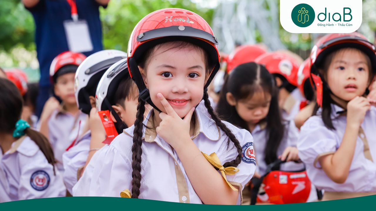 Luôn đội mũ bảo hiểm đạt chuẩn khi tham gia giao thông