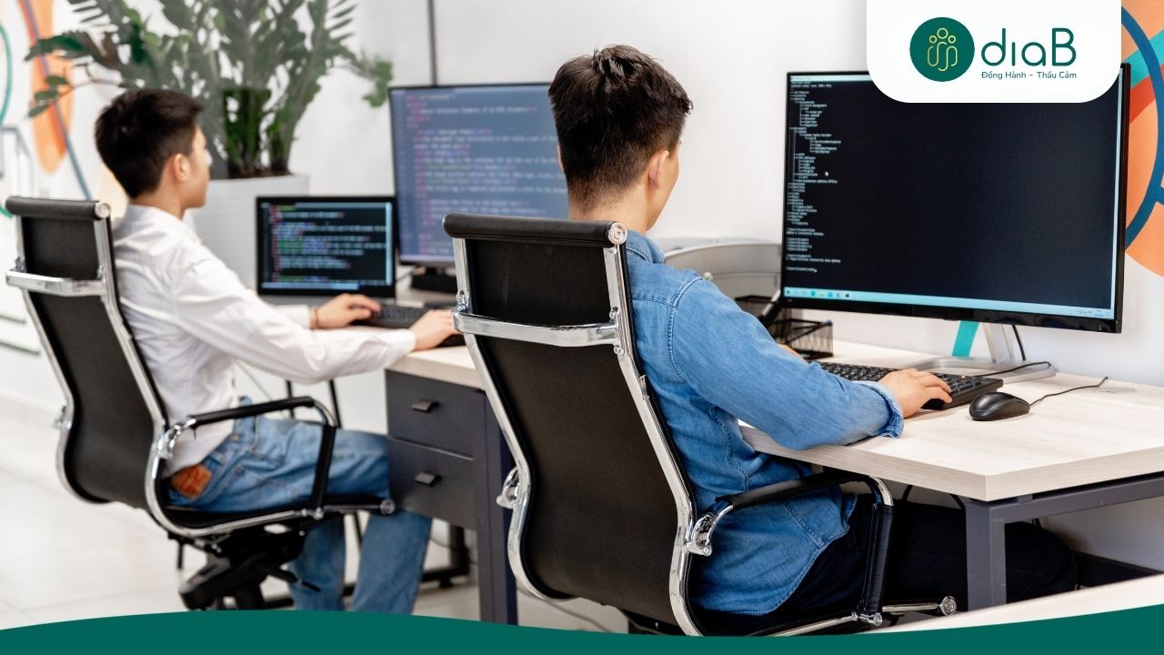 Ngồi 8 tiếng mỗi ngày trước máy tính khiến cơ thể ít đốt calo, dễ tích tụ mỡ thừa. 