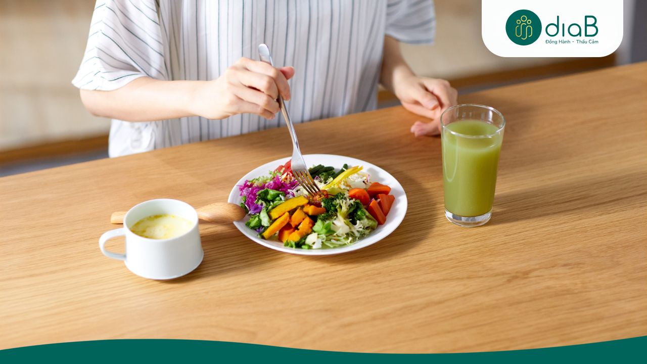 Chế độ ăn giảm cân cho dân văn phòng nên ưu tiên rau xanh, protein nạc và chia nhỏ bữa 