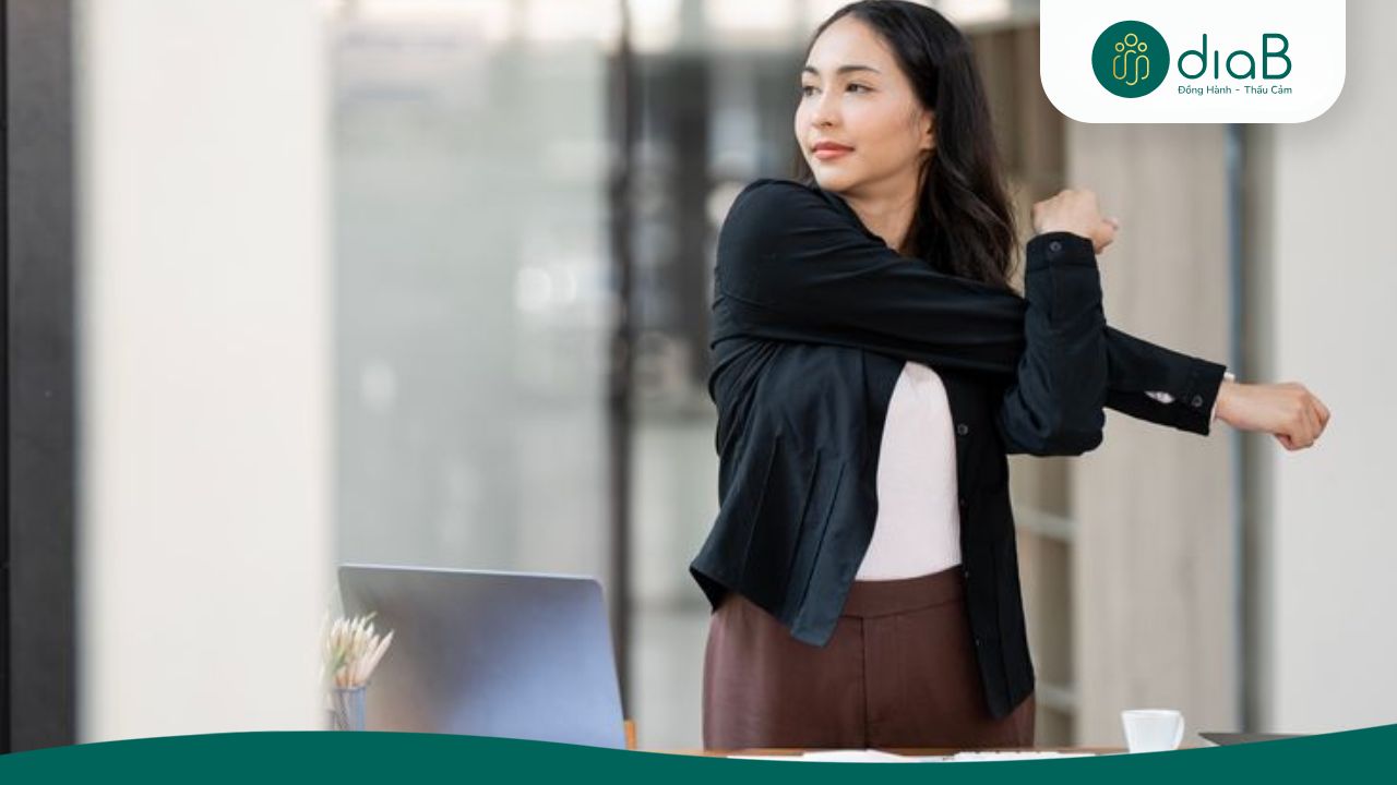 Đi bộ tại chỗ hoặc quanh văn phòng vài phút trong giờ nghỉ để đốt thêm calo