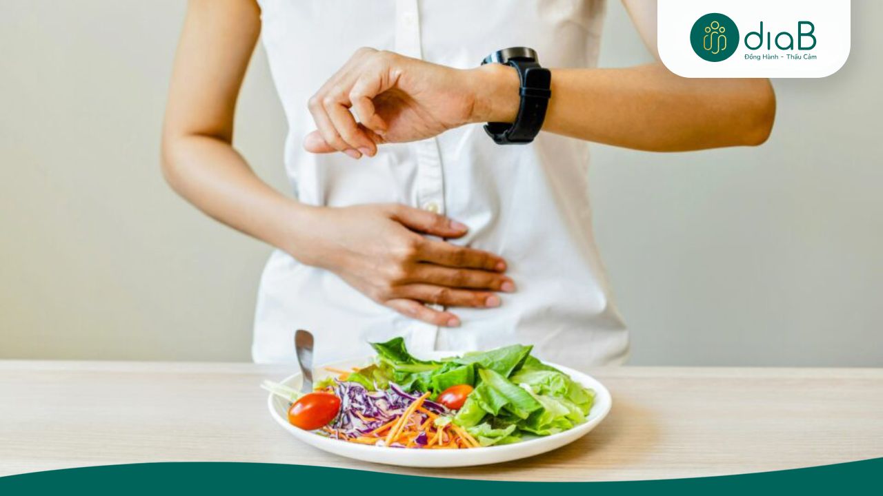 Không nên ăn tôi sát giờ ngủ vì calo dư sẽ tích trữ thành mỡ