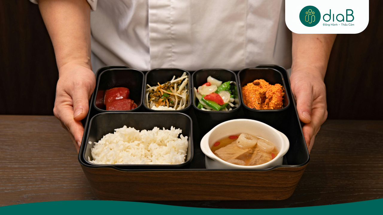 Chế độ ăn cân bằng, hạn chế đồ chế biến sẵn và nước ngọt là nền tảng để giữ cân nặng lý tưởng.