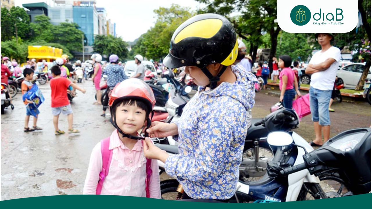 Đội mũ bảo hiểm khi tham gia giao thông để hạn chế chấn thương vùng đầu (Nguồn: Internet)