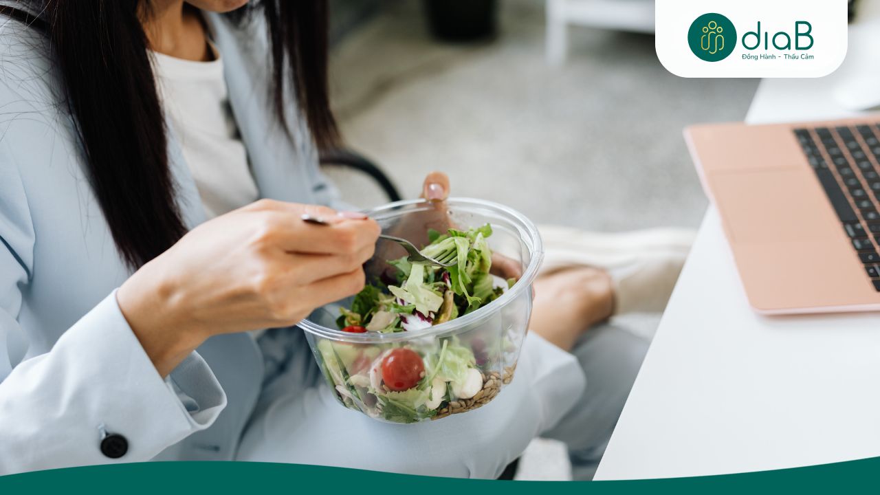Thiếu protein sẽ làm bạn nhanh đói và dễ gây cảm giác thèm ăn hơn bình thường