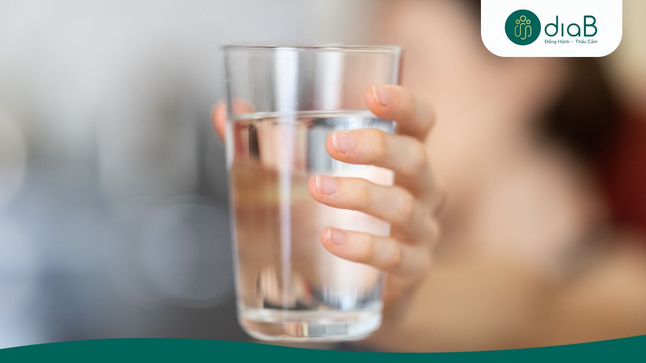 Thiếu nước sẽ làm chậm lại quá trình trao đổi chất và gây nhầm lẫn cảm giác đói và khát